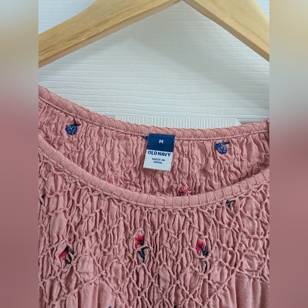 Women's OLD NAVY Blouse Medium Like New Embroidered Flowers Pink - Picture 2 of 4